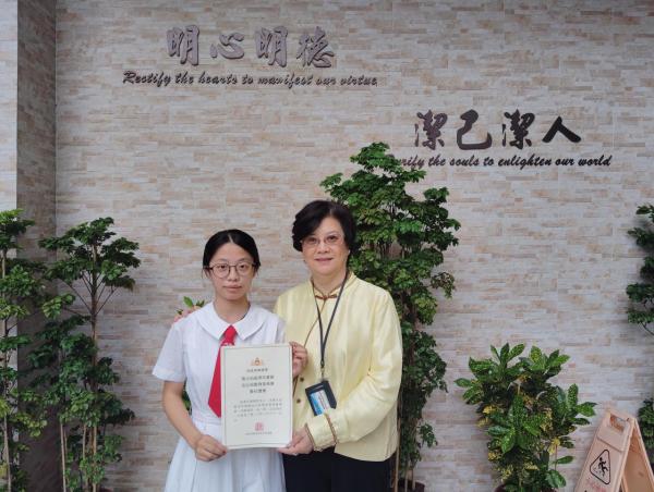 校長劉瑤紅博士與張嘉欣同學合影