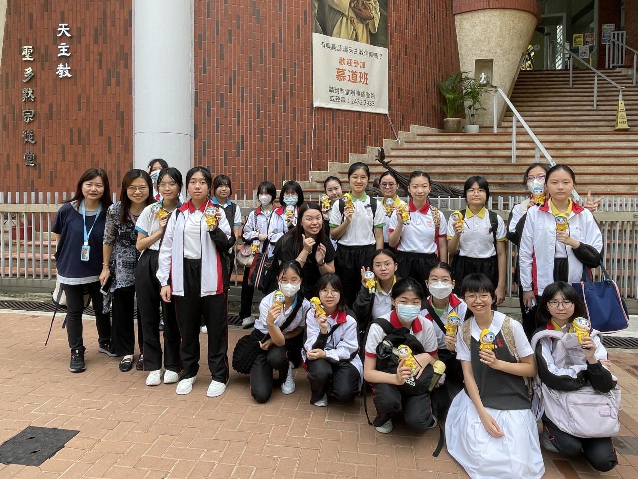 學會師生在聖多默宗徒堂前合映