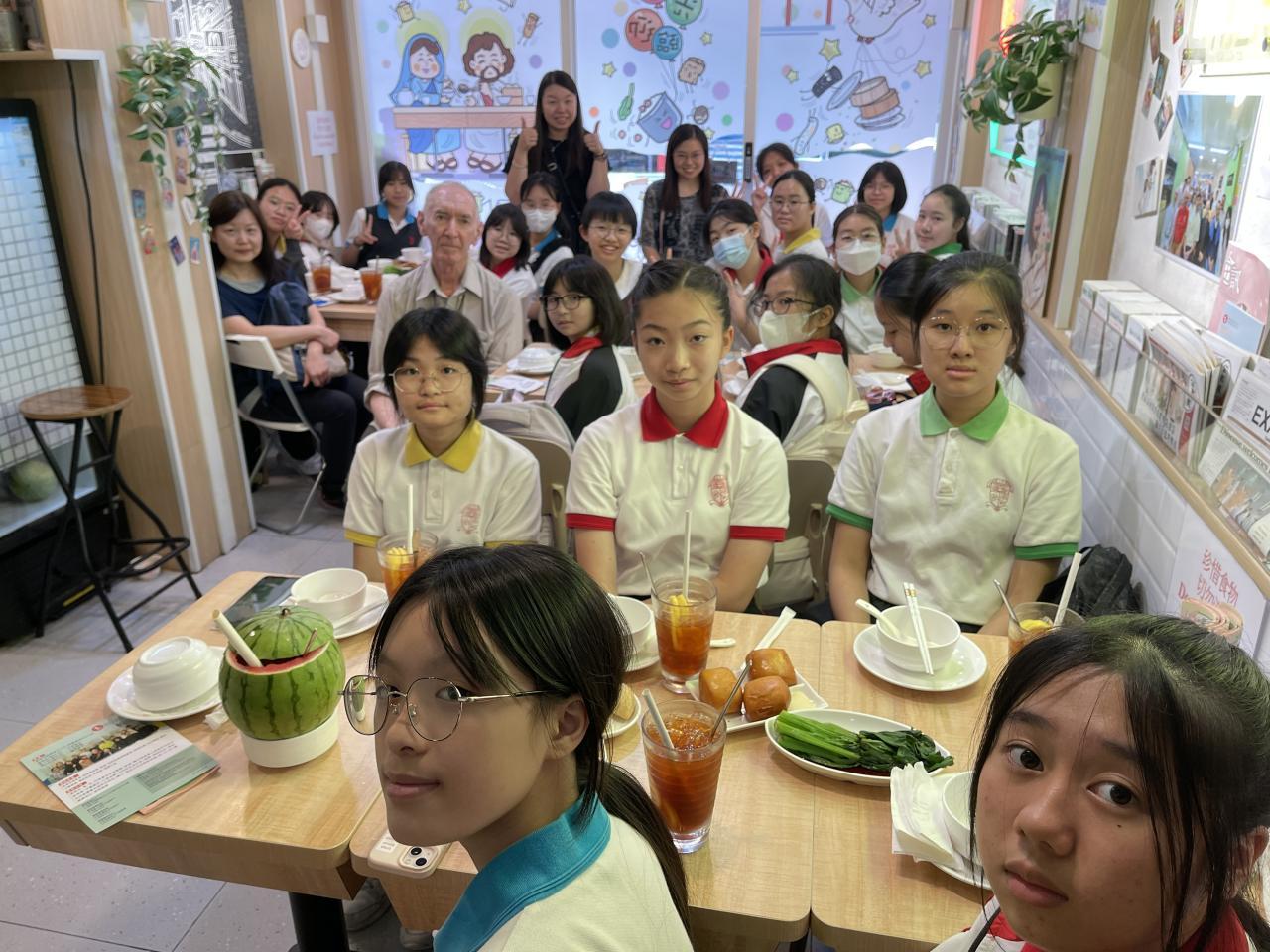 慈悲食堂胡頌恆神父到來與同學簡介食堂，並與師生合照