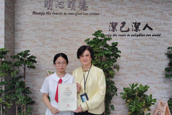 校長劉瑤紅博士與張嘉欣同學合影